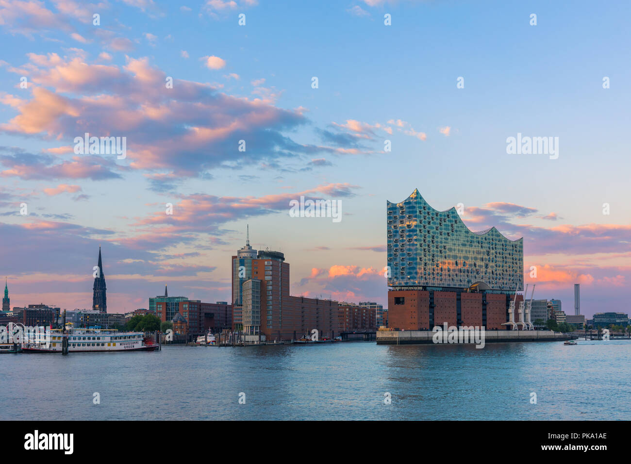 La Elbphilharmonie (Elbe Philharmonic Hall) è una sala da concerto nel quartiere HafenCity di Amburgo, Germania, sulla penisola del fiume Elba. È Foto Stock