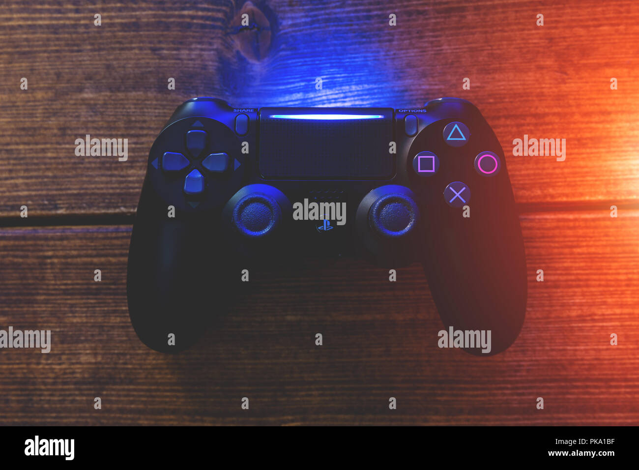 Londra - 04 settembre 2018: videogiochi PlayStation controller di gioco su sfondo scuro con luci Foto Stock