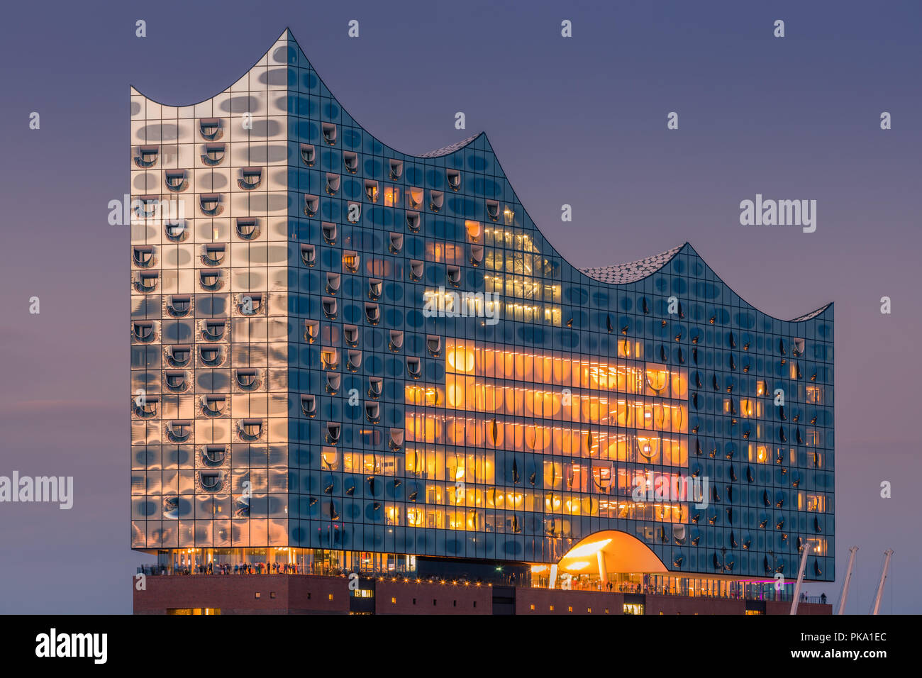 La Elbphilharmonie (Elbe Philharmonic Hall) è una sala da concerto nel quartiere HafenCity di Amburgo, Germania, sulla penisola del fiume Elba. È Foto Stock