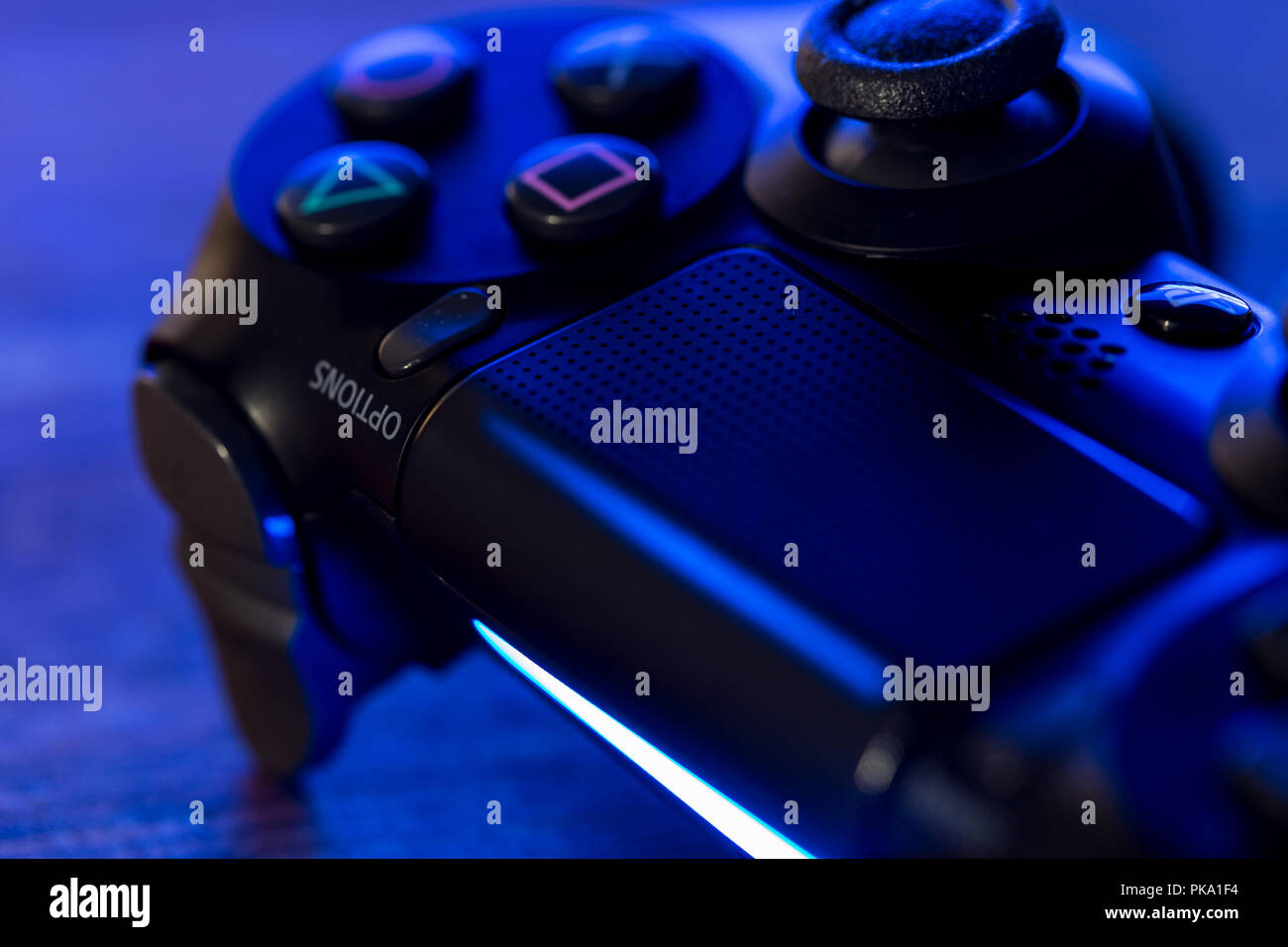 Londra - 04 settembre 2018: videogiochi PlayStation controller di gioco su sfondo scuro con luci Foto Stock