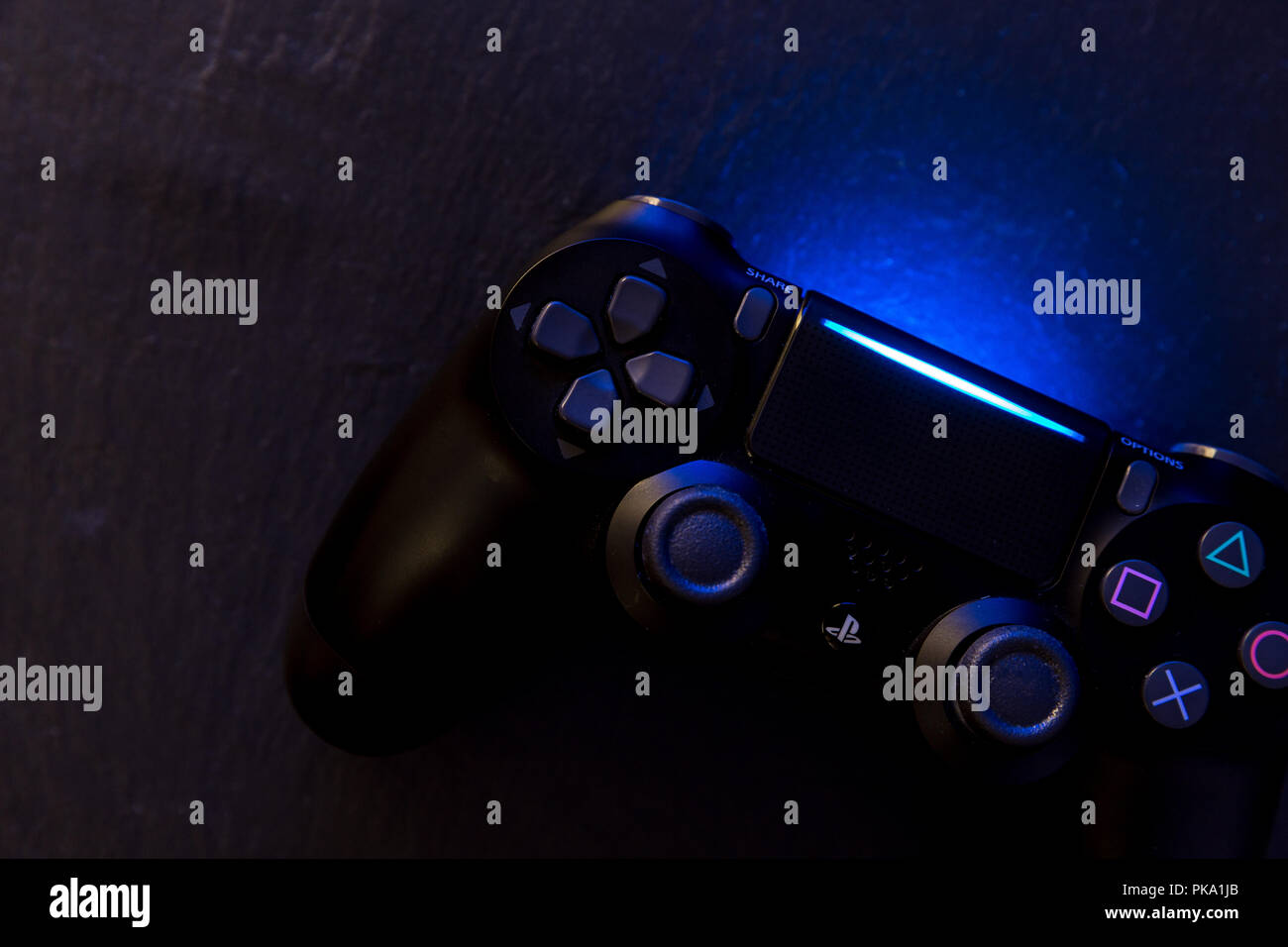 Londra - 04 settembre 2018: videogiochi PlayStation controller di gioco su sfondo scuro con luci Foto Stock