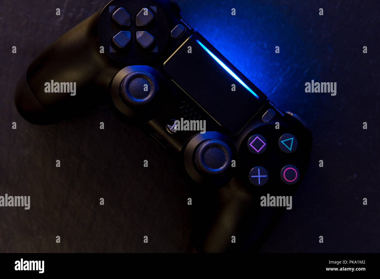 Londra - 04 settembre 2018: videogiochi PlayStation controller di gioco su sfondo scuro con luci Foto Stock