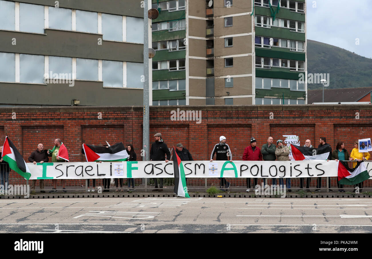 I sostenitori della Palestina protesta contro la Irish Football Association, chiedendo un boicottaggio di questa sera gioco, prima della amichevole internazionale a Windsor Park, Belfast PRESS ASSOCIATION foto. Picture Data: martedì 11 settembre, 2018. Vedere PA storia calcio Irlanda n. Foto di credito dovrebbe leggere: Liam McBurney/PA filo. Durante l'amichevole internazionale a Windsor Park, Belfast PRESS ASSOCIATION foto. Picture Data: martedì 11 settembre, 2018. Vedere PA storia calcio Irlanda n. Foto di credito dovrebbe leggere: Liam McBurney/PA FILO Foto Stock