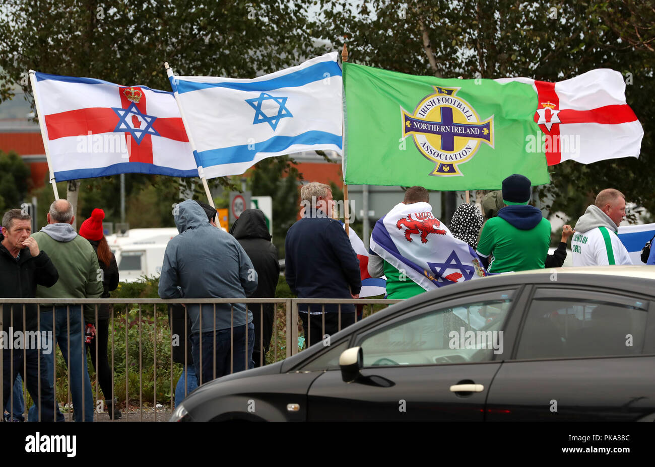 Irlanda del Nord tifosi dimostrare a favore della Irish Football Association prima della amichevole internazionale a Windsor Park, Belfast PRESS ASSOCIATION foto. Picture Data: martedì 11 settembre, 2018. Vedere PA storia calcio Irlanda n. Foto di credito dovrebbe leggere: Liam McBurney/PA filo. Durante l'amichevole internazionale a Windsor Park, Belfast PRESS ASSOCIATION foto. Picture Data: martedì 11 settembre, 2018. Vedere PA storia calcio Irlanda n. Foto di credito dovrebbe leggere: Liam McBurney/PA FILO Foto Stock
