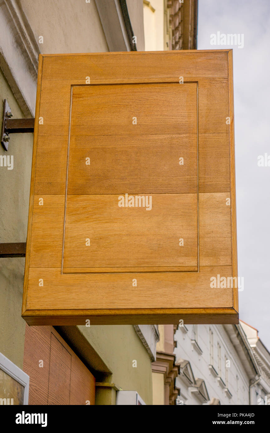 Legno vuota segnaletica esterna mockup sulla parete. Foto Stock