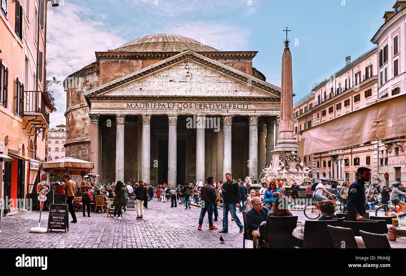 Italia, Roma, Aprile 3/ 2018, il Pantheon, la gente a piedi in piazza Foto Stock