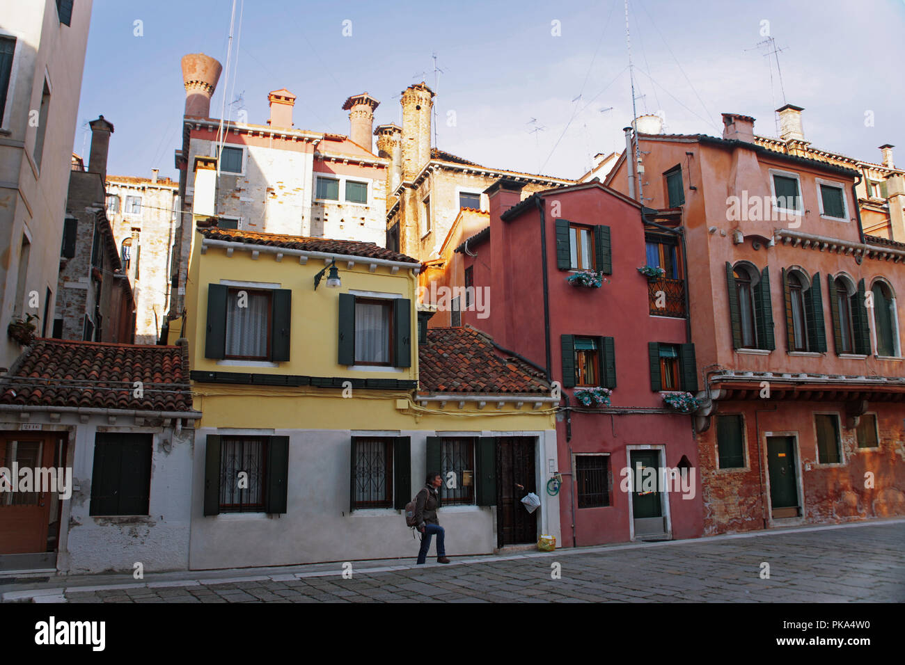 Campo della Maddalena, Cannaregio, Venezia, Italia: una tranquilla e graziosa piazza appena fuori la principale trascinare Foto Stock