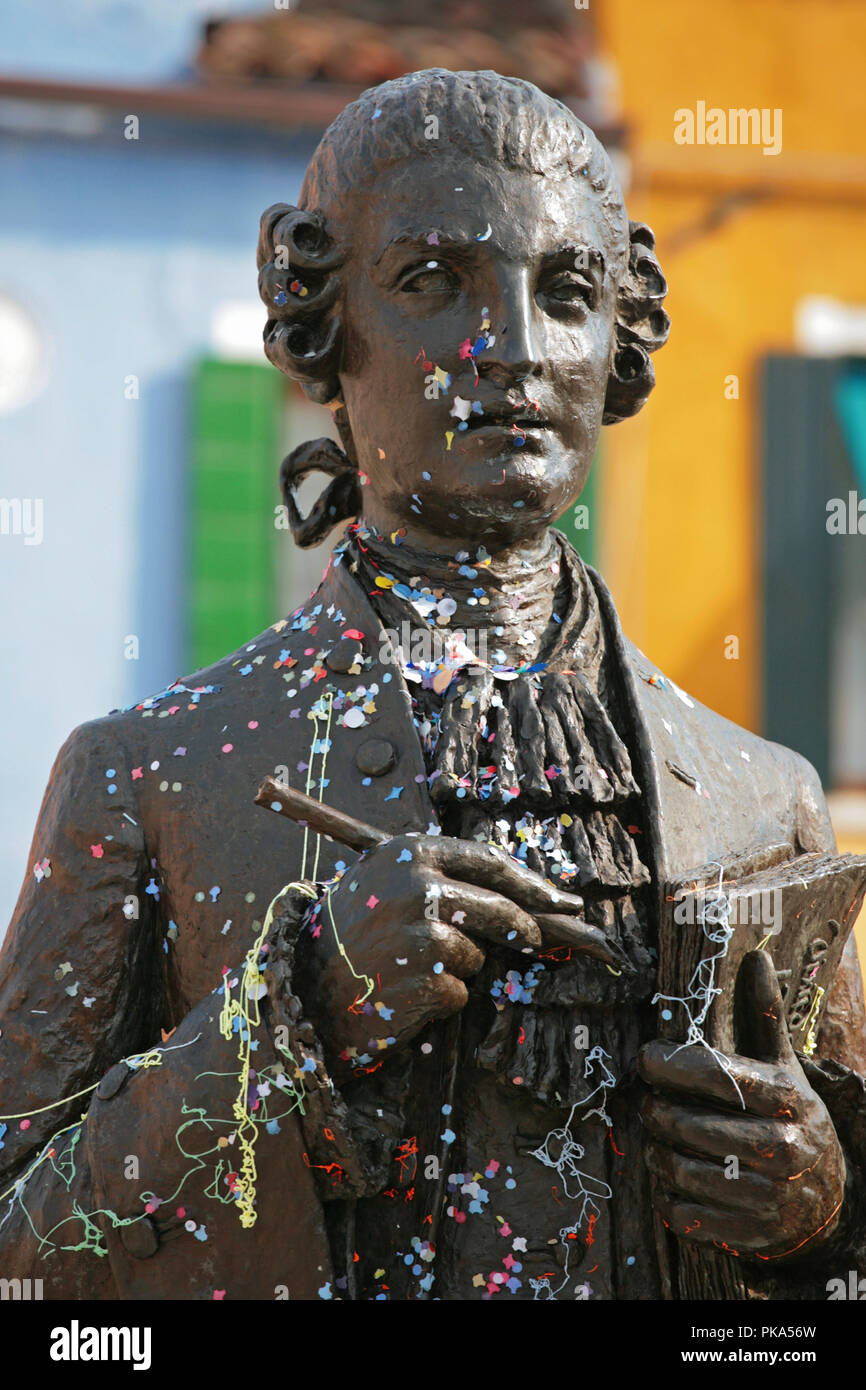 Statua di Baldassare Galuppi da Remigio Barbaro in Piazza Baldassarre Galuppi, Burano Venezia Italia, coperte di coriandoli Foto Stock