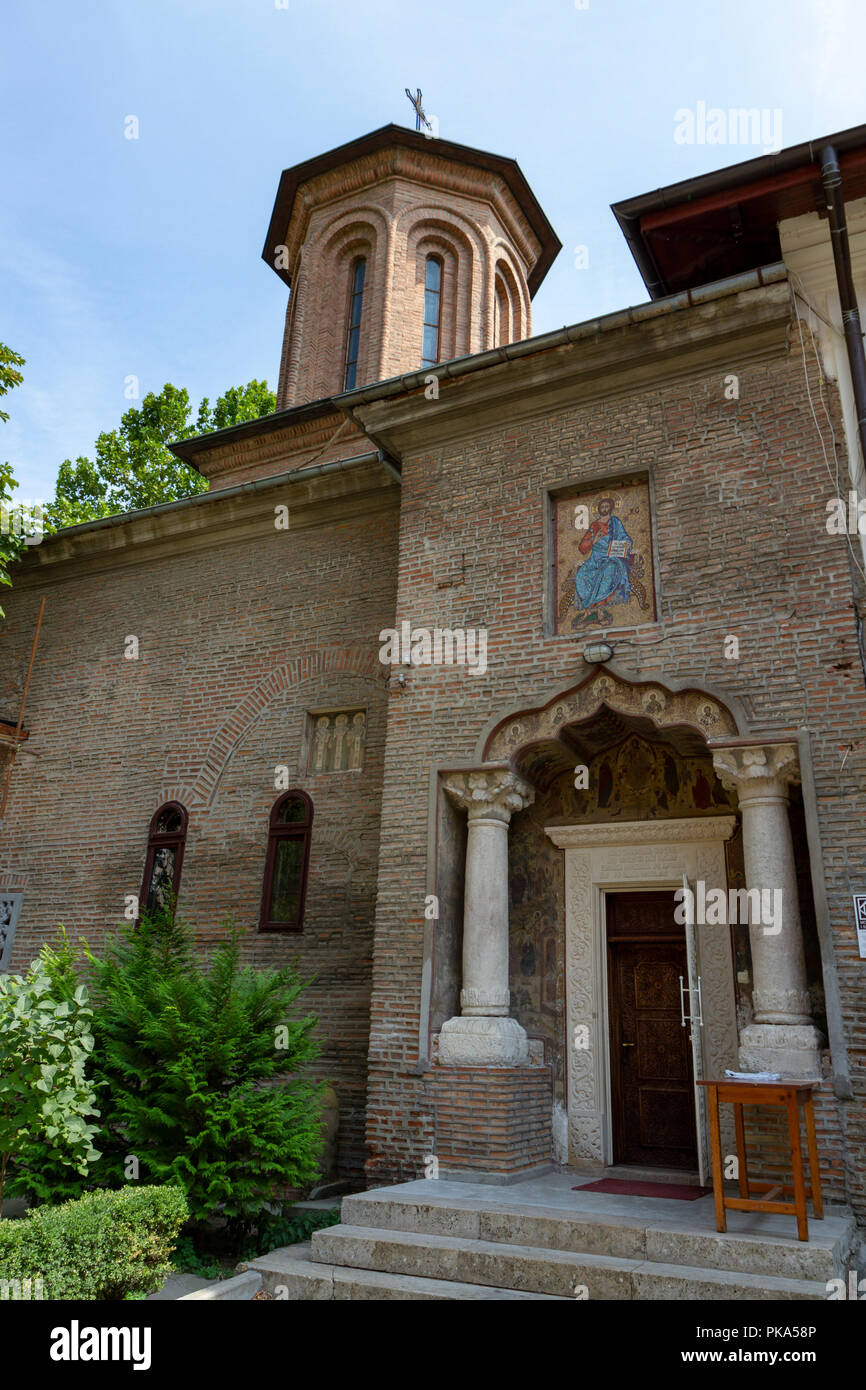 Edificio all interno dei motivi del monastero Antim a Bucarest, in Romania. Foto Stock