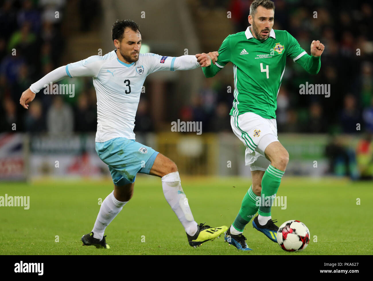 Israele la Samuel Sheijmann (sinistra) e l'Irlanda del Nord Michael Smith battaglia per la sfera durante l'amichevole internazionale a Windsor Park, Belfast PRESS ASSOCIATION foto. Picture Data: martedì 11 settembre, 2018. Vedere PA storia calcio Irlanda n. Foto di credito dovrebbe leggere: Liam McBurney/PA filo. Durante l'amichevole internazionale a Windsor Park, Belfast PRESS ASSOCIATION foto. Picture Data: martedì 11 settembre, 2018. Vedere PA storia calcio Irlanda n. Foto di credito dovrebbe leggere: Liam McBurney/PA FILO Foto Stock