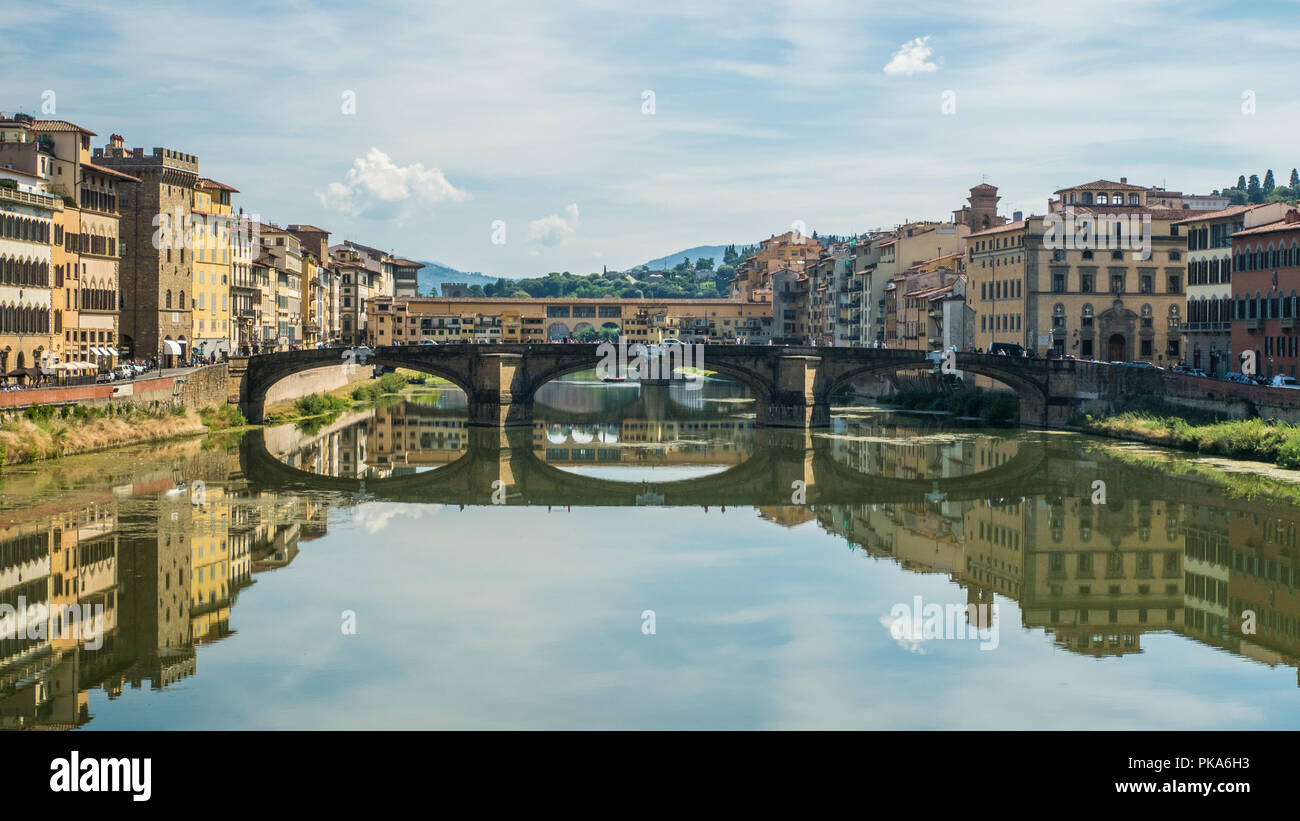 "Ponte Santa Trinita' ponte sopra il fiume Arno in Firenze, Toscana, Italia Foto Stock