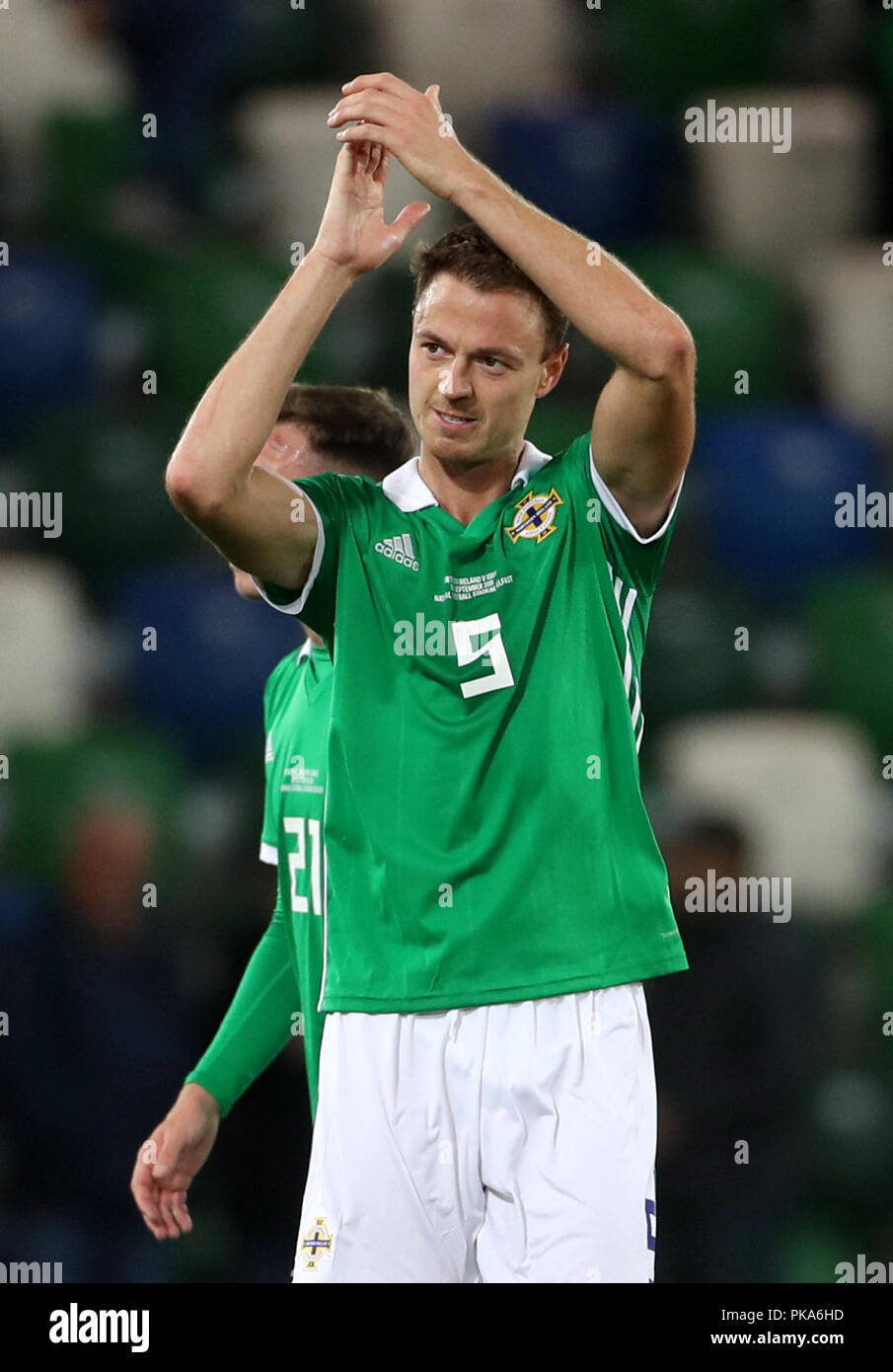 In Irlanda del Nord la Jonny Evans reagisce dopo il fischio finale durante l'amichevole internazionale al Windsor Park di Belfast Foto Stock