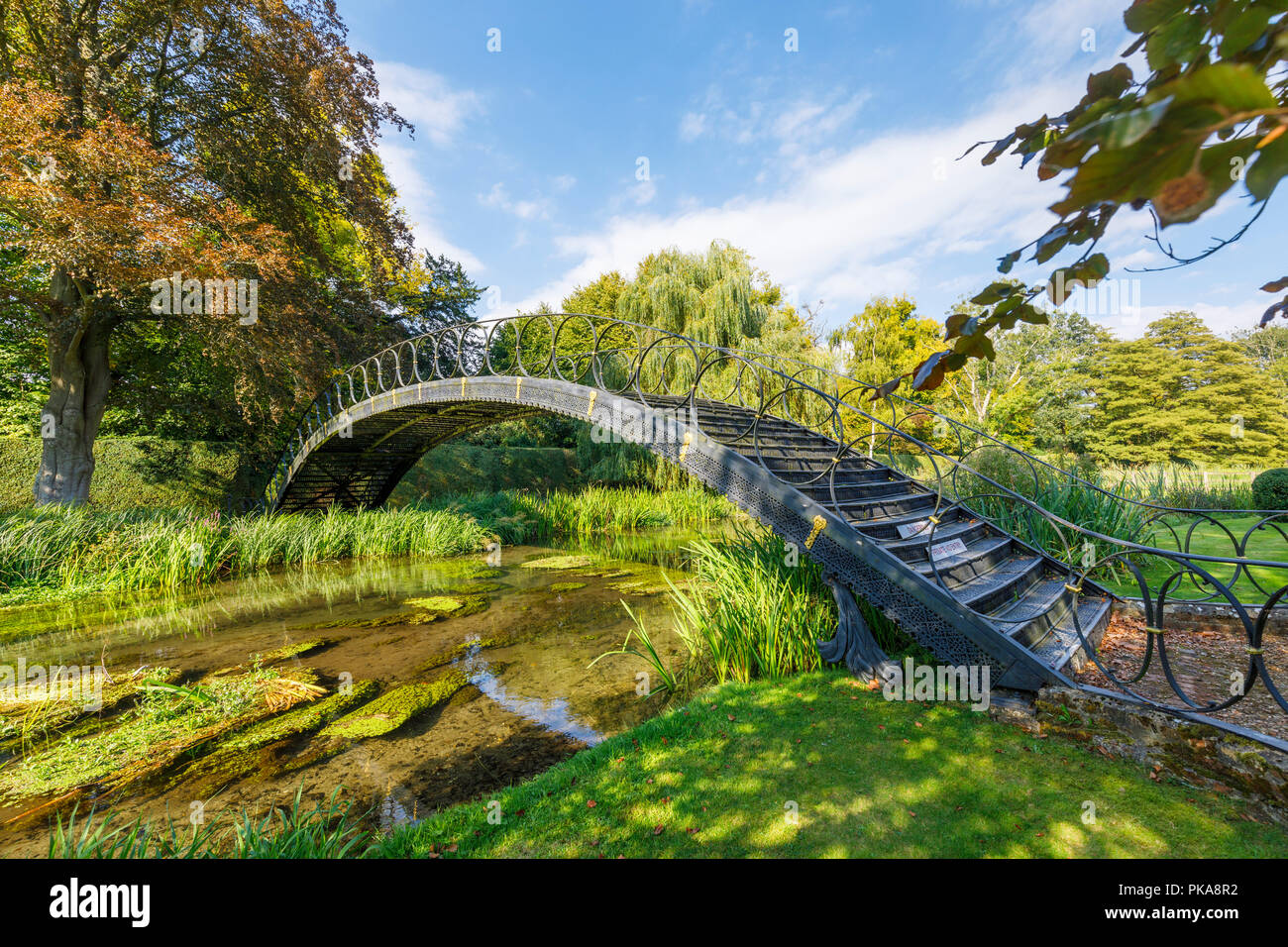Ferro battuto lamiera ponte sopra il fiume Itchen, Avington Park, una villa palladiana country house, Avington, Winchester, Hampshire, Inghilterra del sud Foto Stock