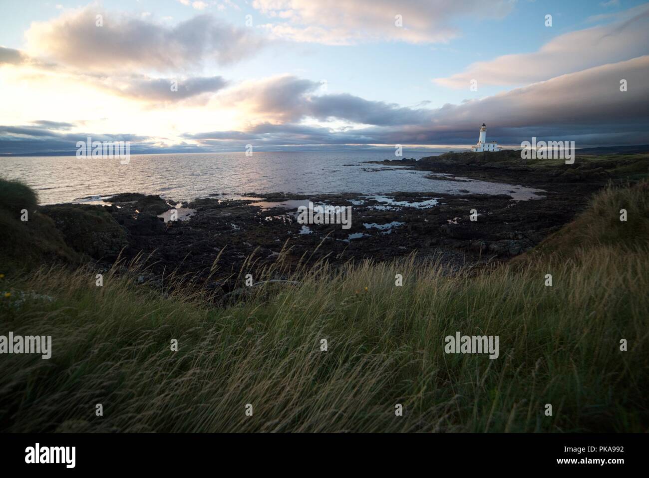 Faro di Turnberry in Scozia, lungo la spiaggia con erba alta in Scozia lungo la costa Foto Stock