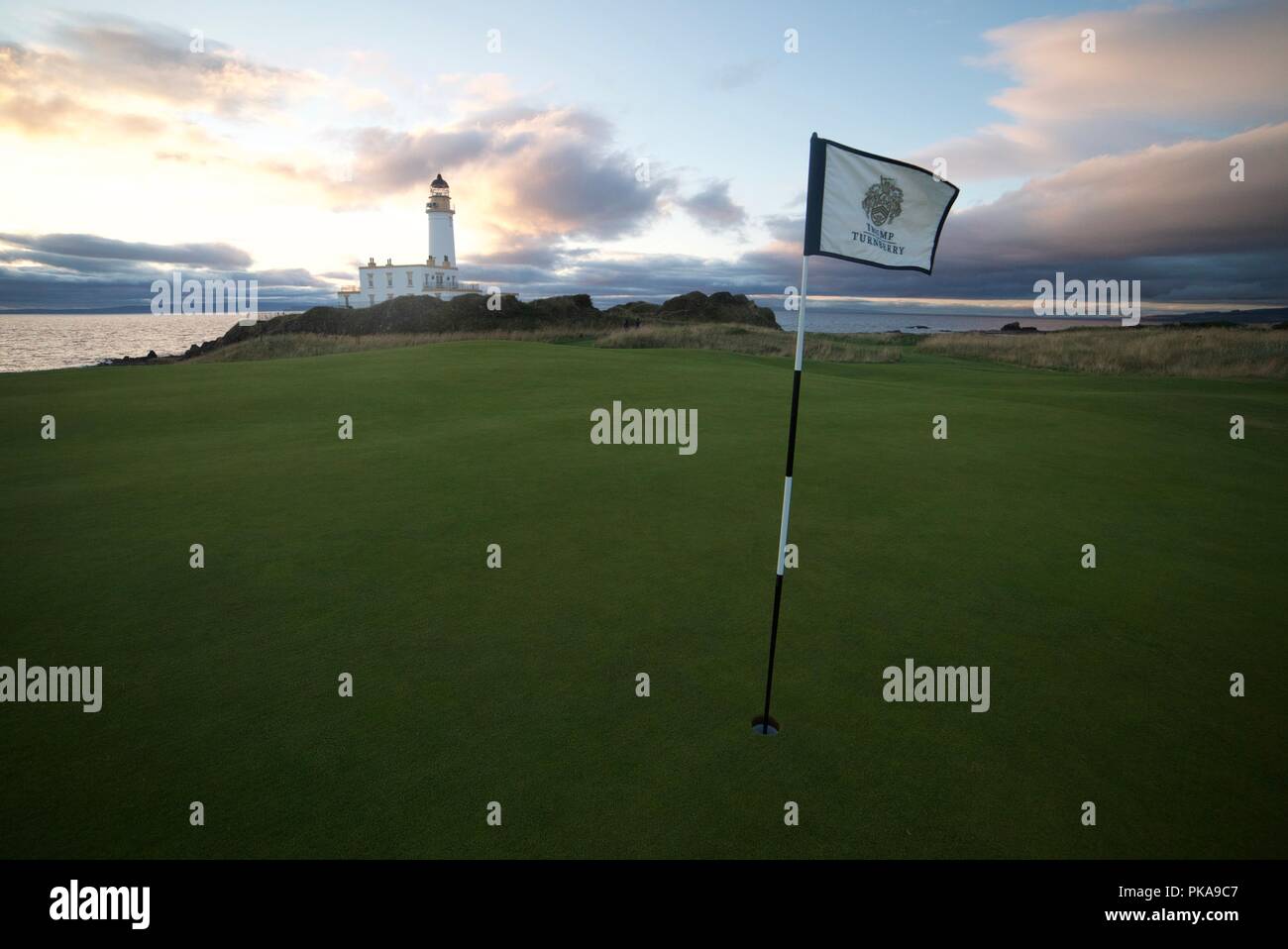 Golf bandiera Pin (Foro marcatore di posizionamento) al Trump Turnberry Golf Foto Stock