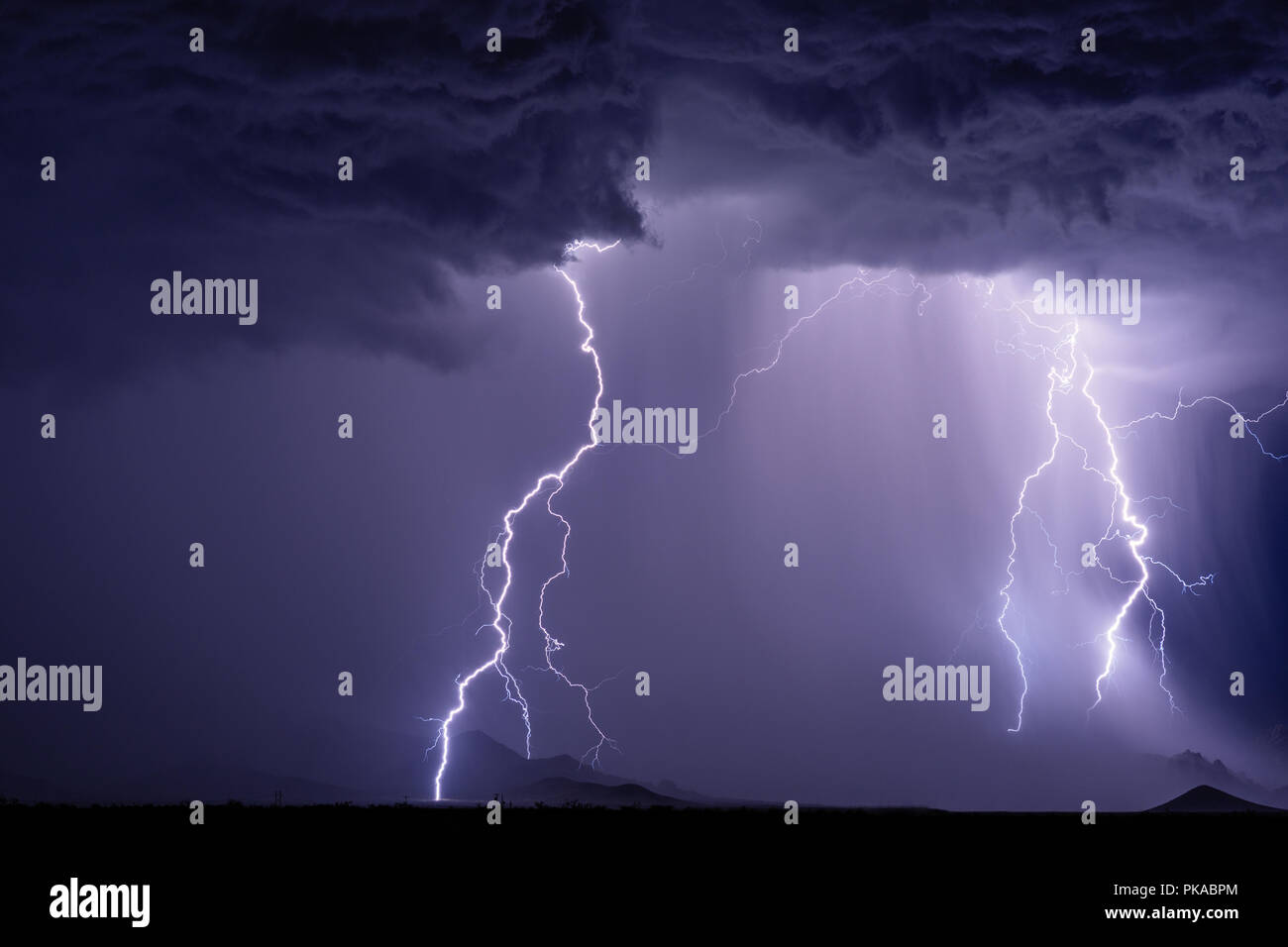 I fulmini colpiscono le montagne Dragoon nel sud-est dell'Arizona durante un'intensa tempesta monsonica Foto Stock