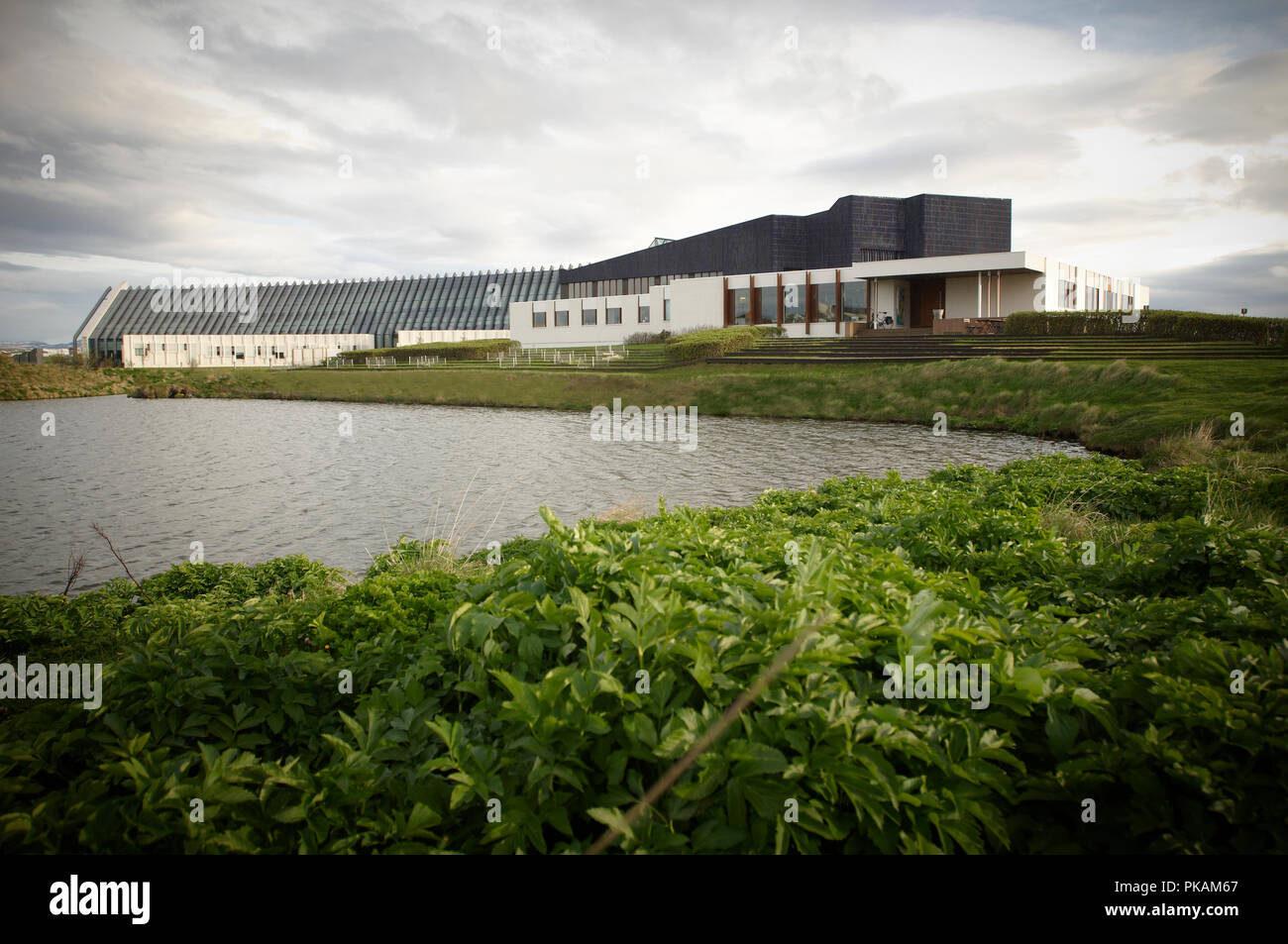 La straordinaria architettura di Nordi House progettata dal Maestro finlandese architetto Alvar Aalto; Home a stella Michelin Ristorante aneto in Reykjavik Islanda. Foto Stock