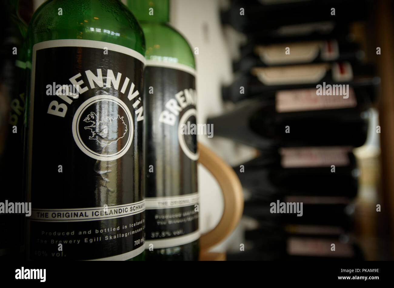 Un paio di bottiglie di islandese di morte nera vodka noto come Brennivin, un schnapps di amaro. Foto Stock