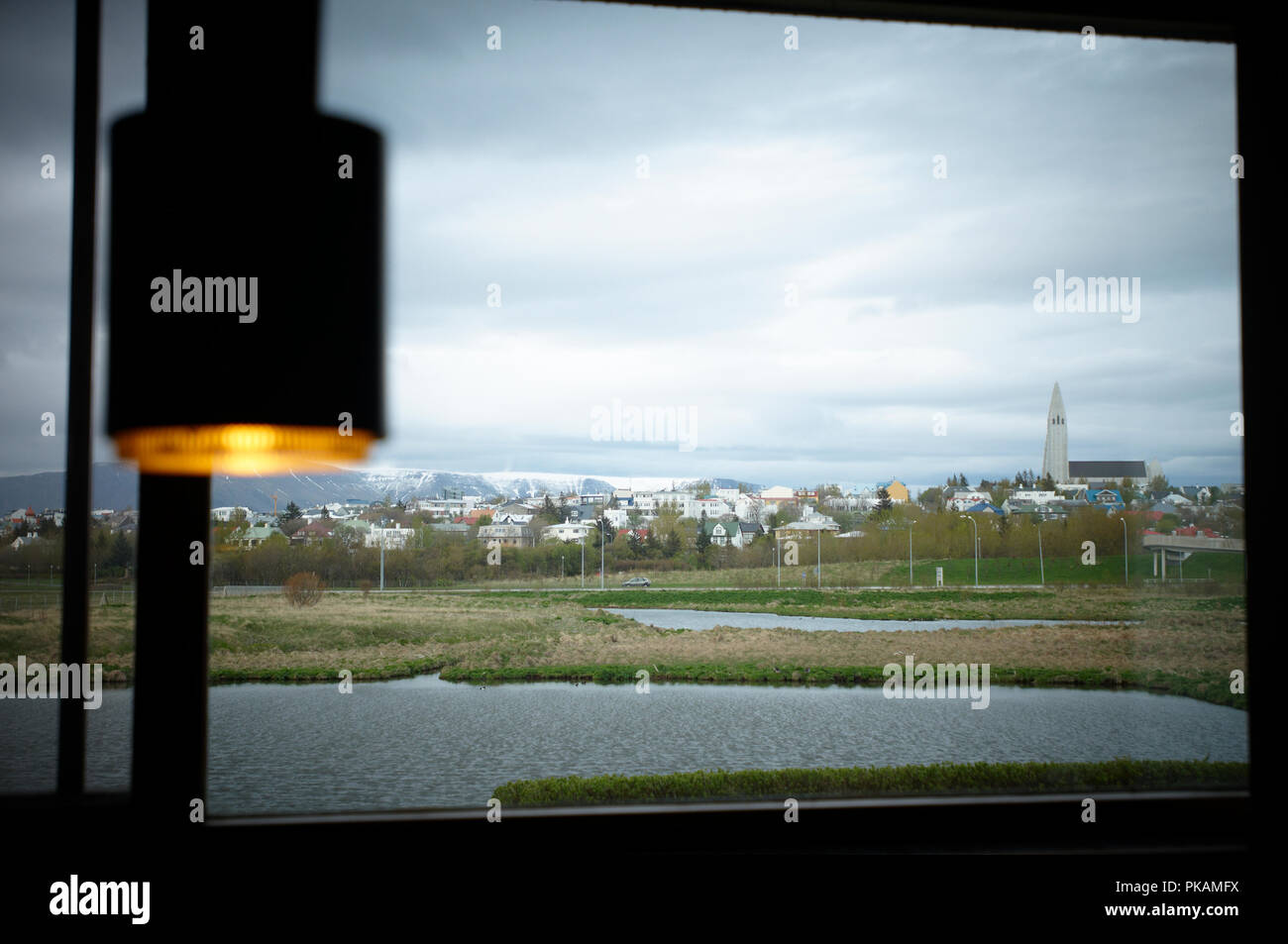 Reykjavik skyline notturno in estate - il tempo del sole di mezzanotte - dall'interno di aneto ristorante della Casa Nordica. Foto Stock