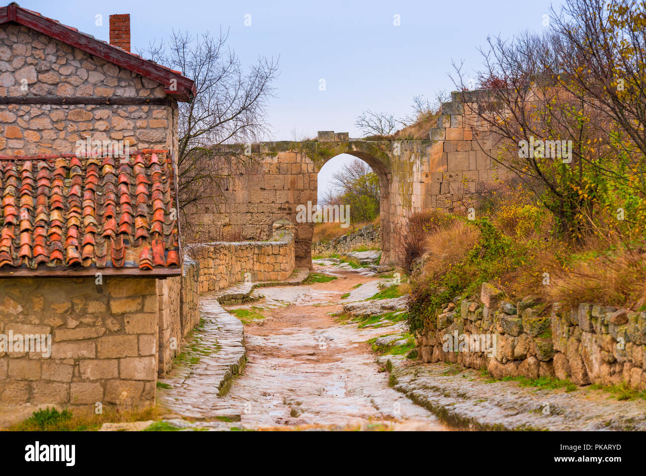 Grotta città di Chufut-Kale in Crimea, vista dell'arco e la strada Foto Stock