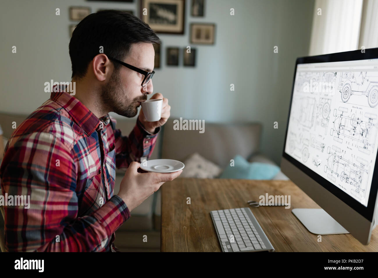 Bel giovane designer che lavorano sul progetto sul computer Foto Stock