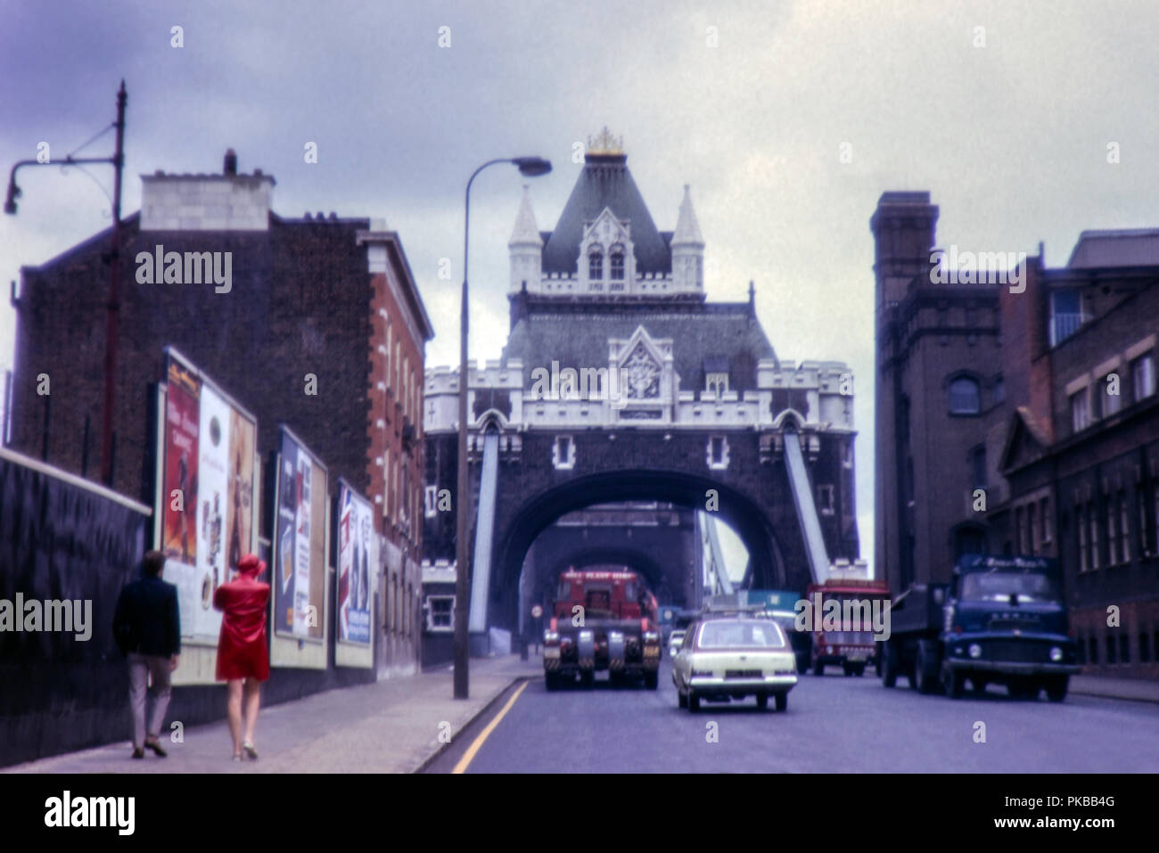 Immagine del Tower Bridge, London. Preso dal lato sud nel luglio 1970 con il vecchio spot pubblicitari e i veicoli d'epoca. Foto Stock