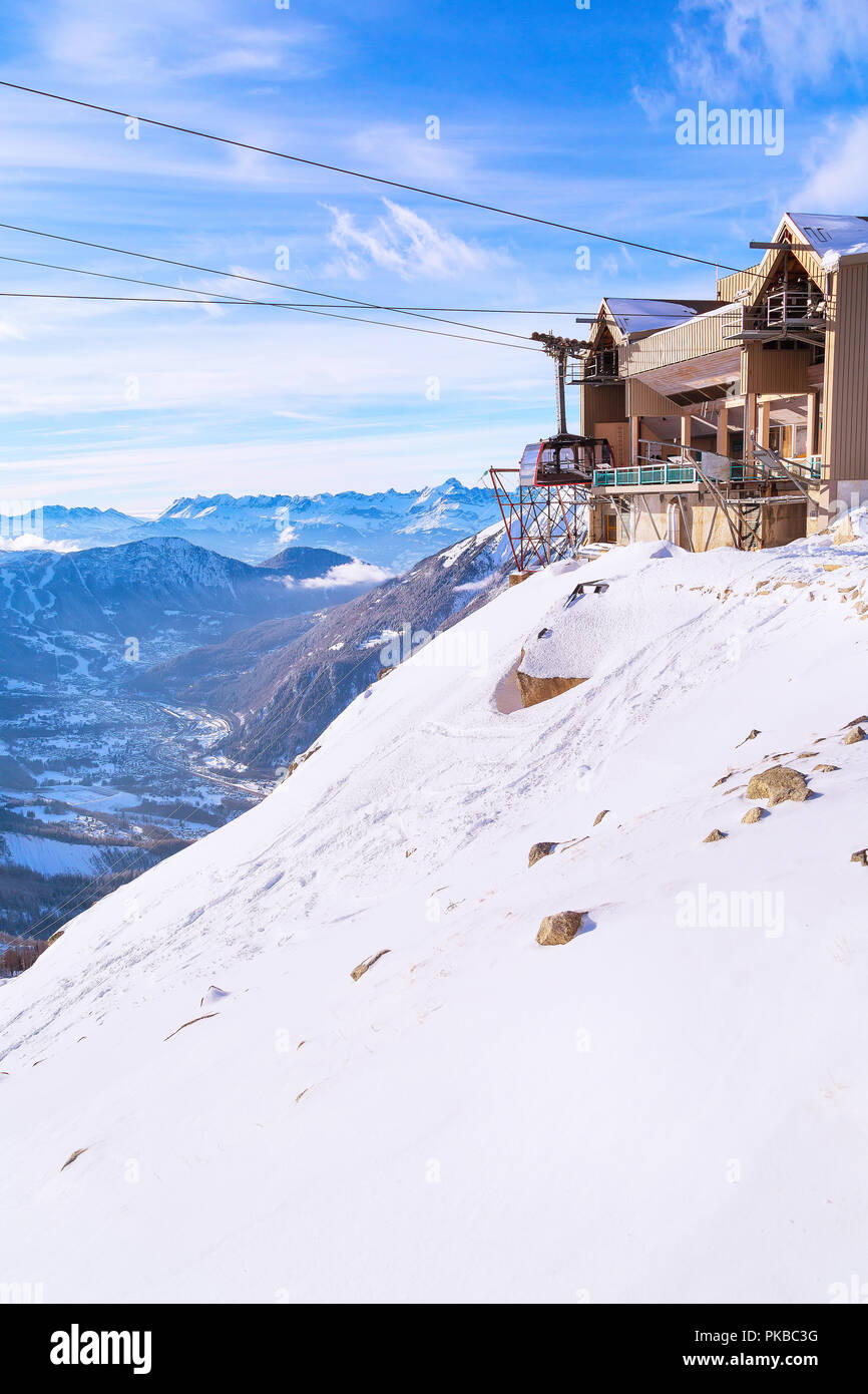 La funivia da Chamonix al vertice dell'Aiguille du Midi e stazione di sollevamento in alta montagna Chamonix, Francia. Foto Stock