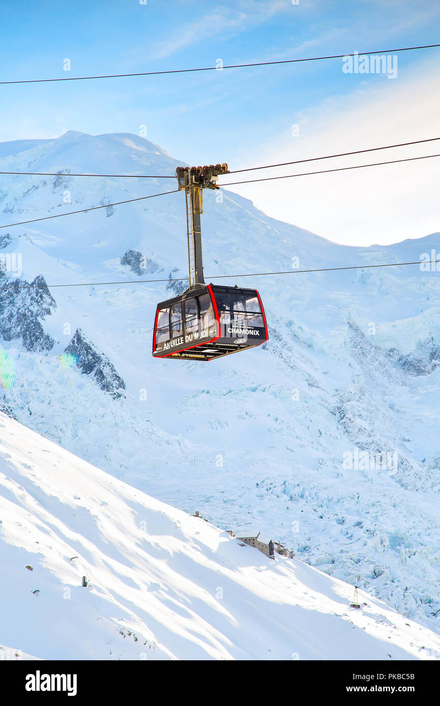 Chamonix, Francia - gennaio , 28, 2015: Funivia Telepherique Auguille du Midi e neve montagne Foto Stock
