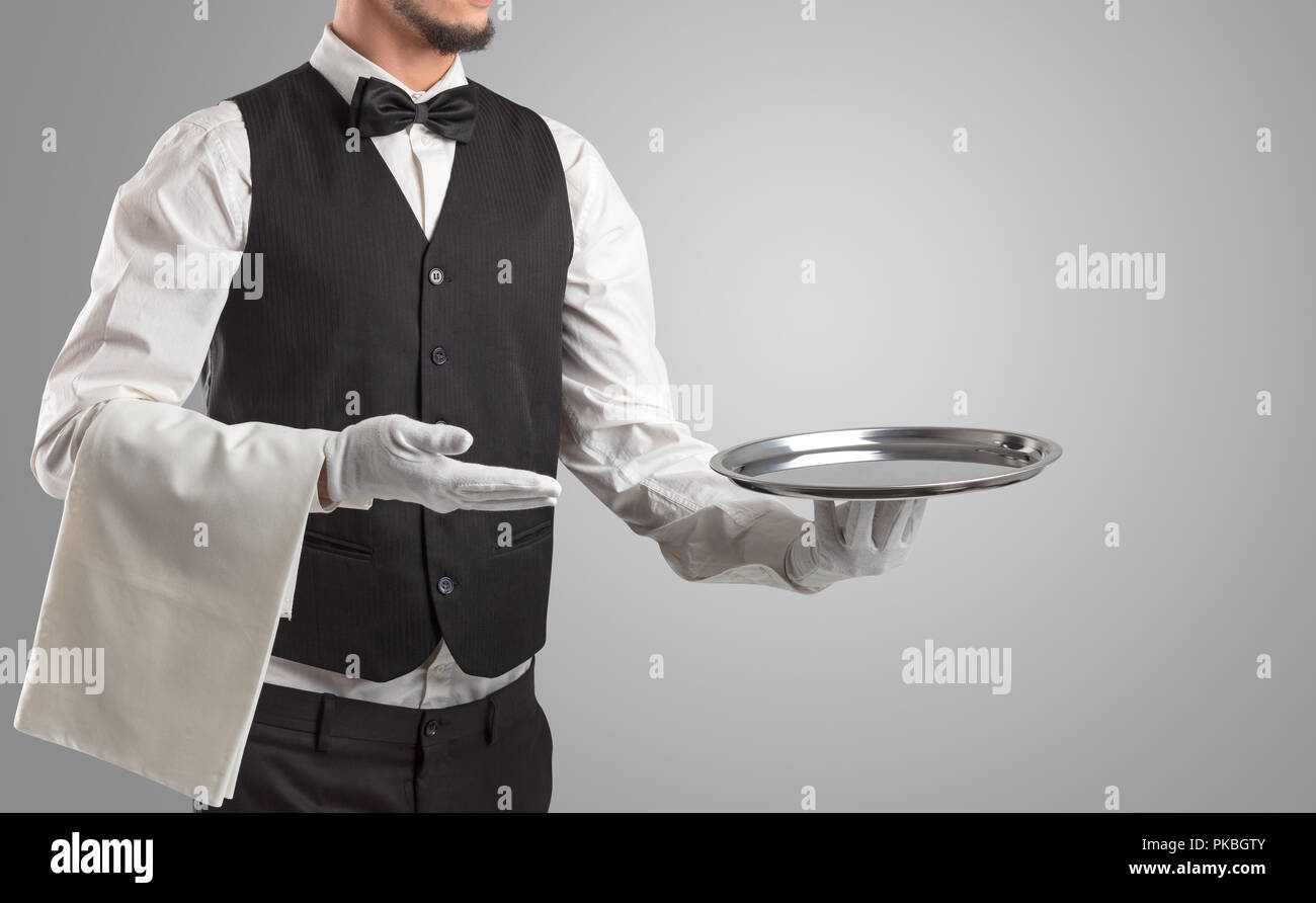 Cameriere servendo con i guanti bianchi e vassoio in acciaio in uno spazio  vuoto Foto stock - Alamy