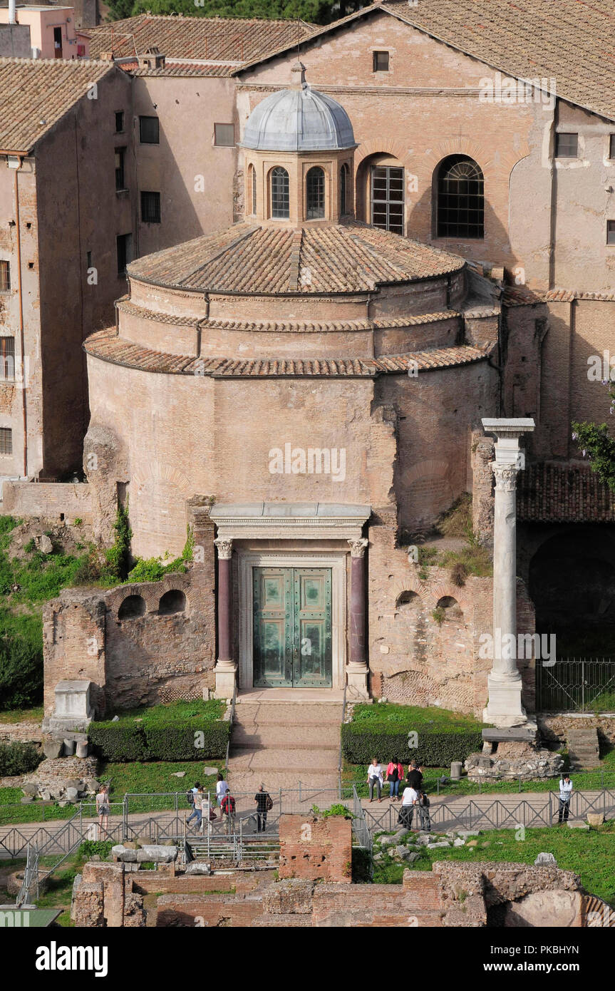 Italia Lazio Roma, il Palatino, giardino Farnese, viste dai giardini sul  forum con il Tempio di Romolo Foto stock - Alamy