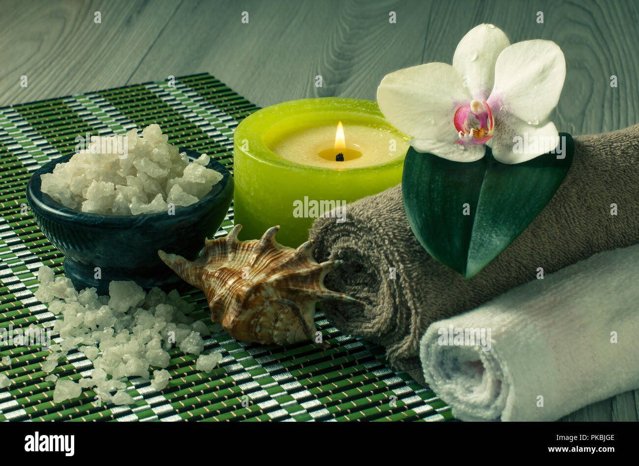 Una pila di asciugamani bianchi in un ambiente spa con sapone e una  orchidea Foto stock - Alamy