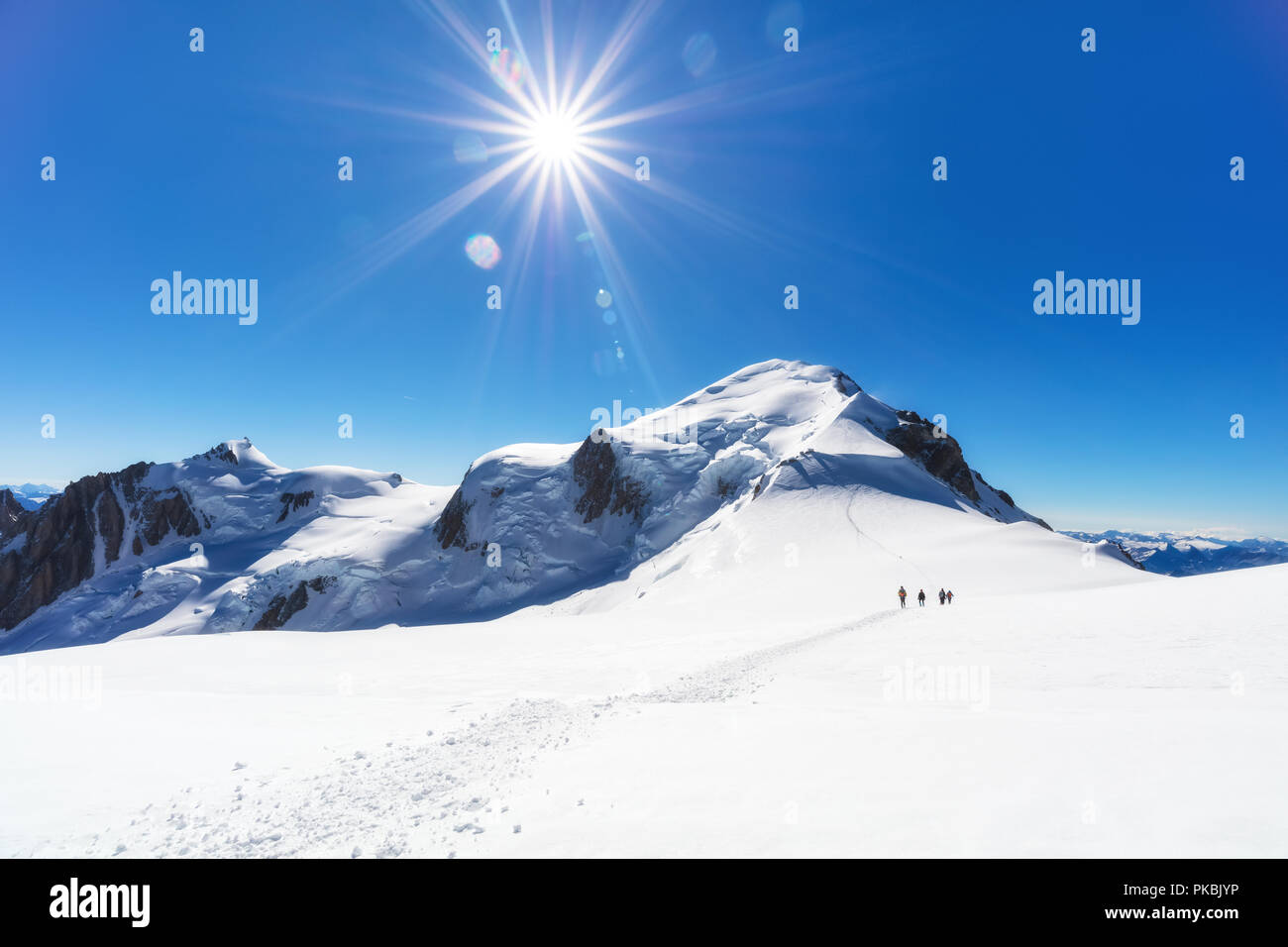 Trekking alla sommità del Mont Blanc in montagna sulle Alpi francesi Foto Stock