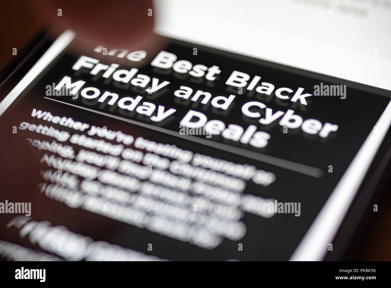 Dito umano pollice sopra il Black Friday e Cyber lunedì si occupa il testo su shopping app sulla schermata dello smartphone closeup. Foto Stock