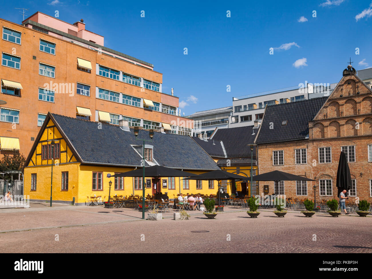 OSLO, Norvegia - 12 luglio 2018: Christiania Torv Square con cafè sul marciapiede e Gamle radhus (Old Town Hall) nella zona Kvadraturen, uno dei più popolari Foto Stock