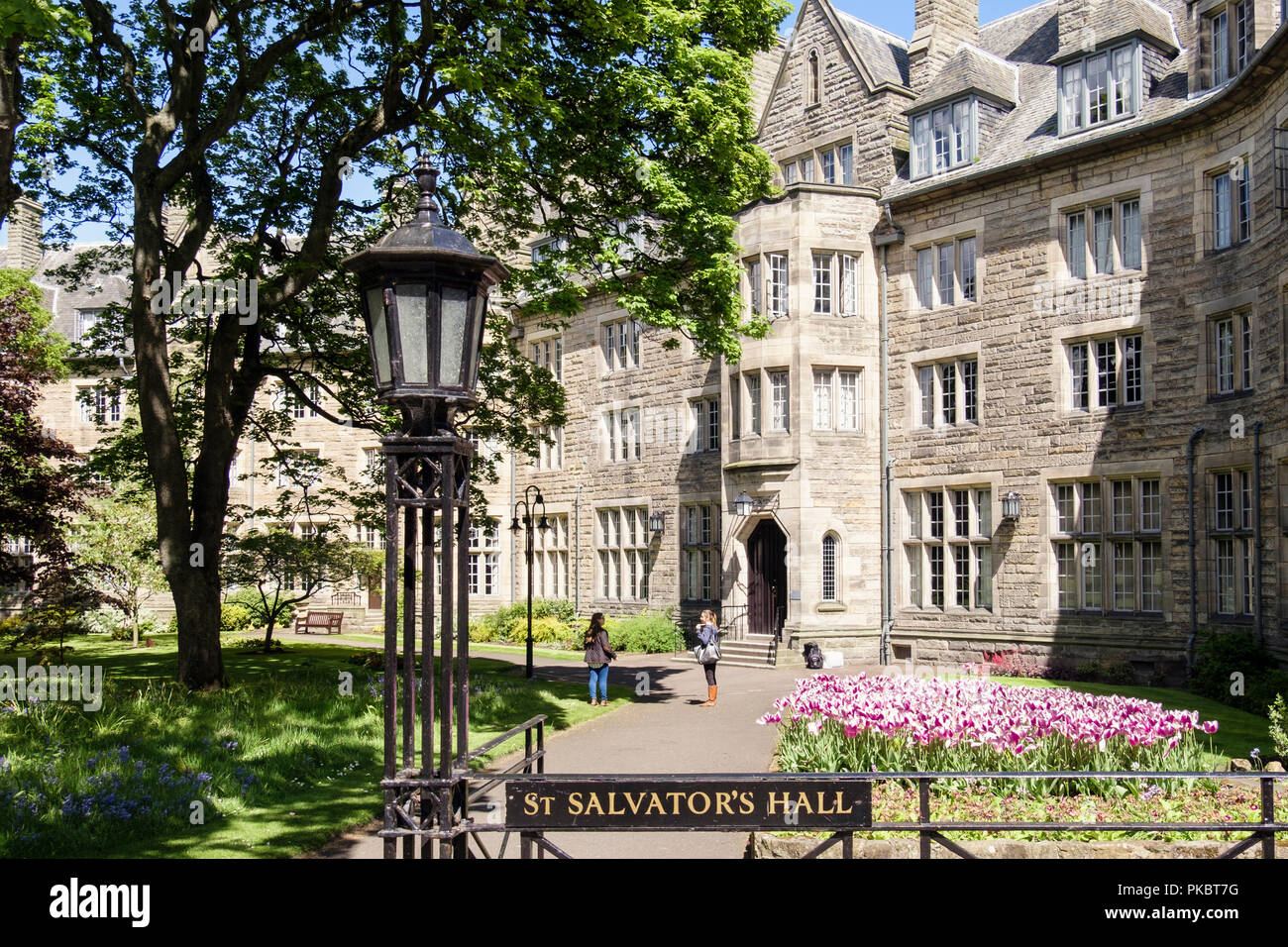 2 studenti al di fuori di San Salvator's Hall saloni dello studente di residence all'Università di St Andrews. Royal Burgh di St Andrews Fife Scozia UK Foto Stock