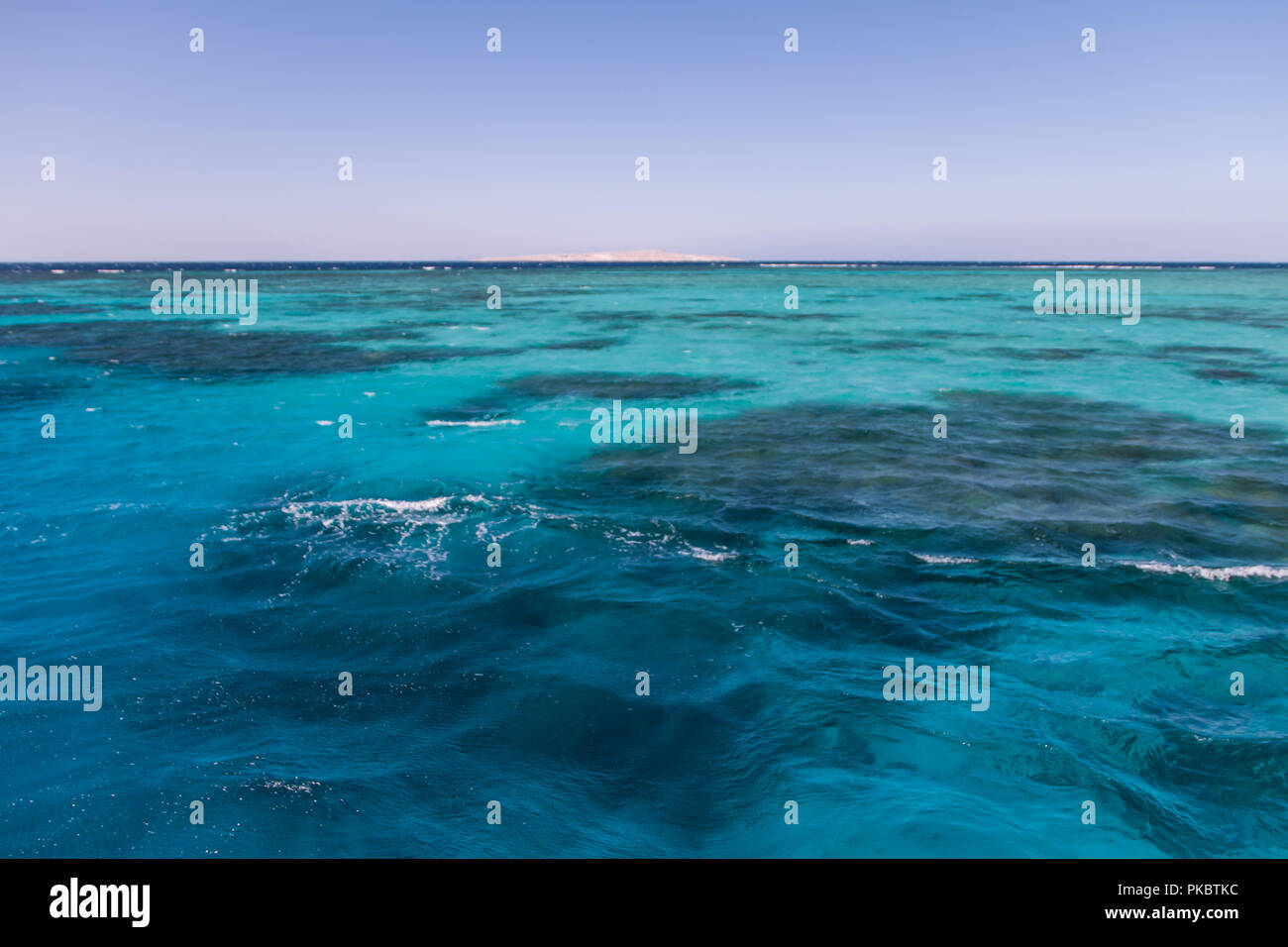 Acque blu turchese in Mar Rosso egiziano scogli Foto Stock