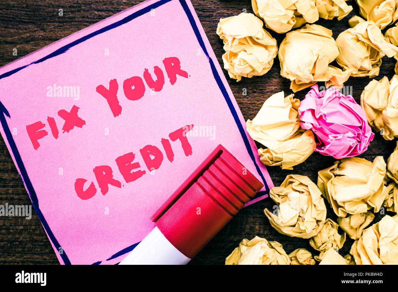 Testo della scrittura a riparare il vostro credito. Concetto significato mantenere saldi bassa su carte di credito e altri enti. Foto Stock