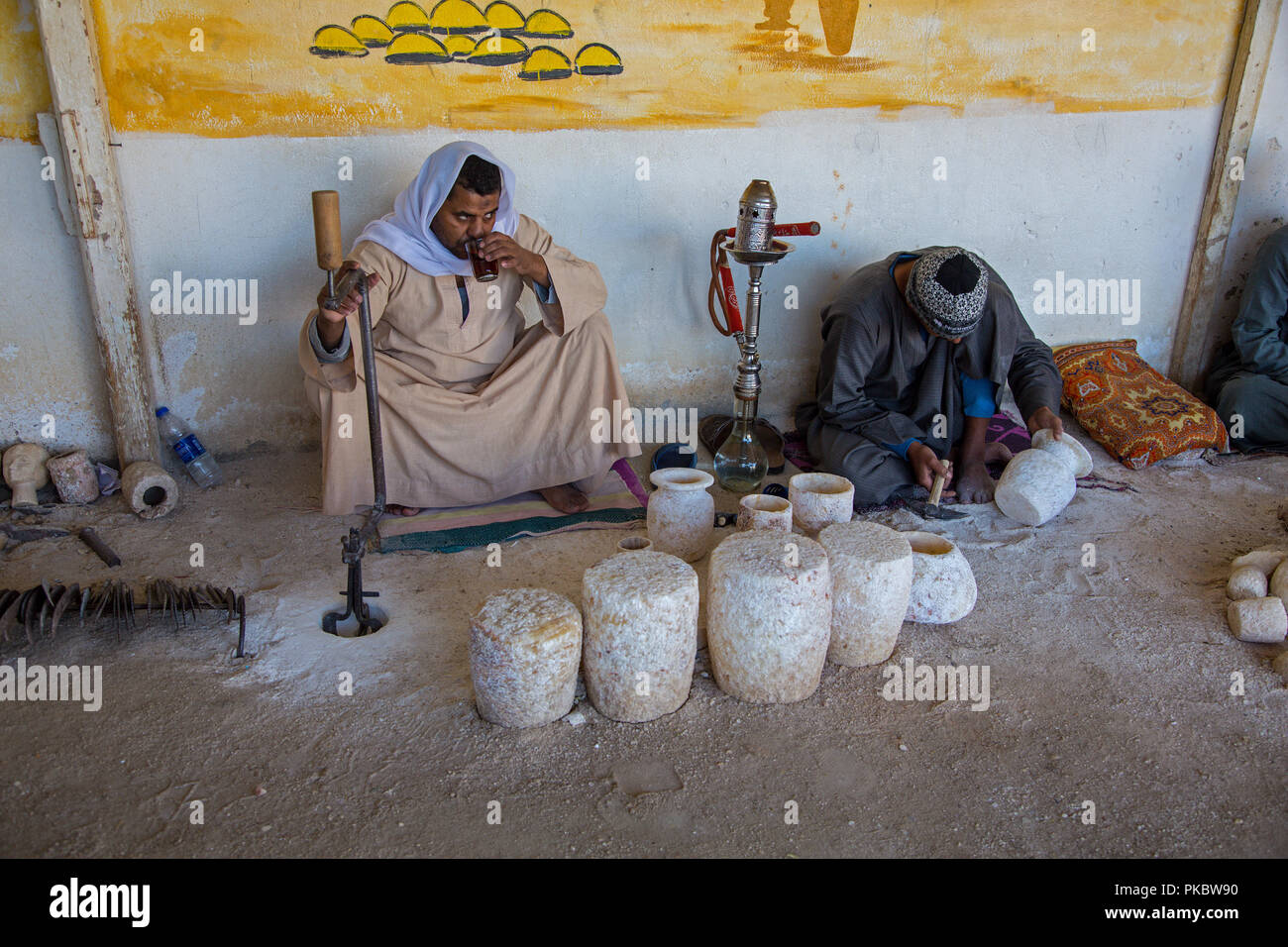 Un lavoratore in una fabbrica di alabastro e negozio di bere il tè in Egitto, Africa Foto Stock