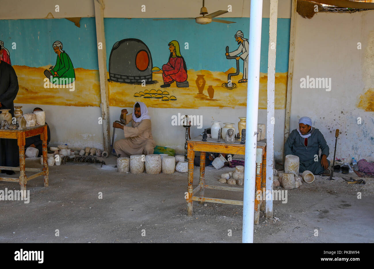 I lavoratori in una fabbrica di alabastro e il negozio in Egitto, Africa Foto Stock