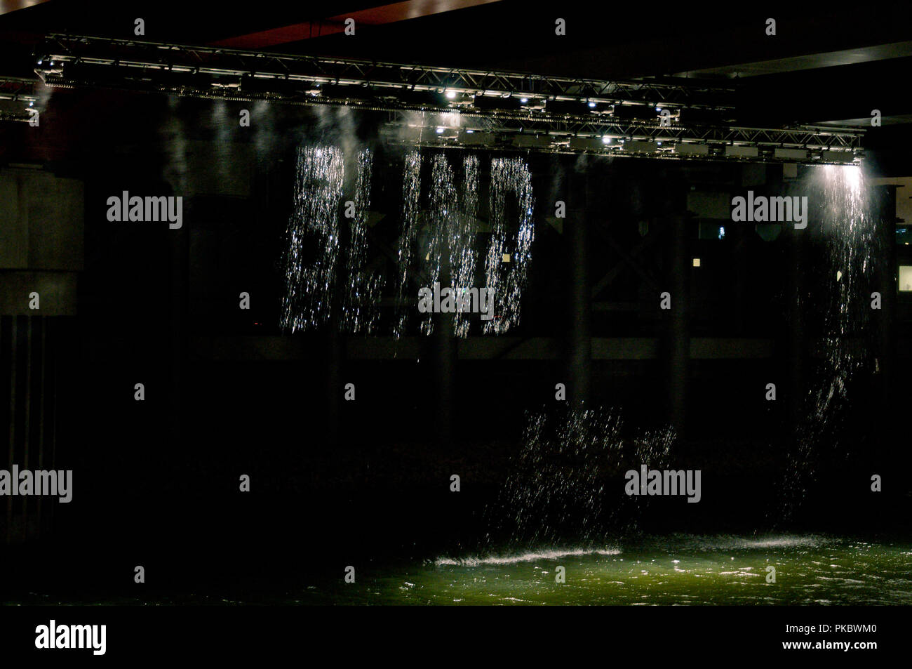 La parola "cieco" scritto in caduta in acqua durante la notte presso il London Olympic Park 2012, Inghilterra, Regno Unito Foto Stock