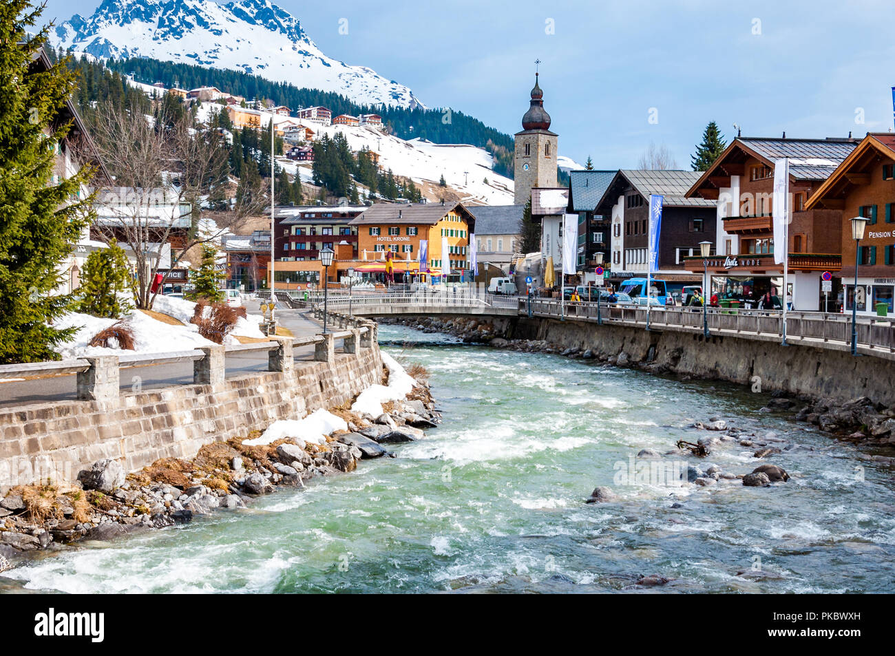 Il villaggio di Lech nella neve con il fiume Lech in primo piano, Arlberg, Austria, a Foto Stock