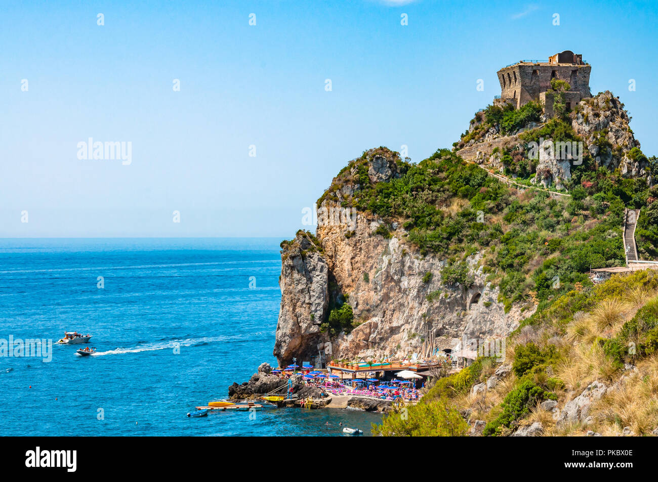 La spiaggia di Capo di Conca sul Mare Mediterraneo a Conca dei Marini, Salerno, Campania, Italia Foto Stock