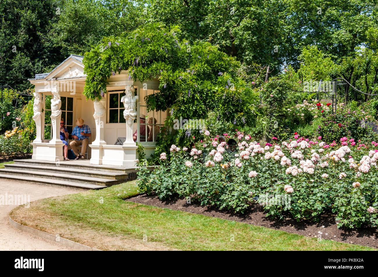 Un giardino chiosco (belvedere) nei giardini di Buckingham Palace presso il Festival di incoronazione, Buckingham Palace, London, England, Regno Unito Foto Stock