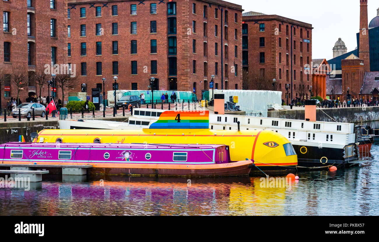 Sottomarino Giallo e il burlone di Gotham City imbarcazioni strette nella Royal Albert Dock di Liverpool, in Inghilterra, Regno Unito Foto Stock