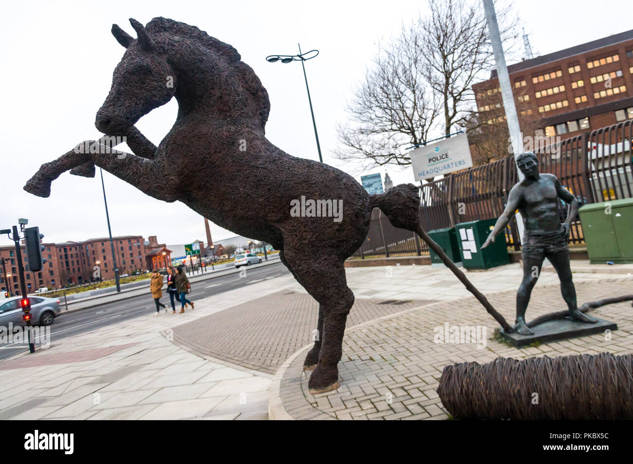 La grande fuga, una statua di un cavallo da Edward Cronshaw, al di fuori del Merseyside centrali di polizia di Liverpool, in Inghilterra, Regno Unito Foto Stock