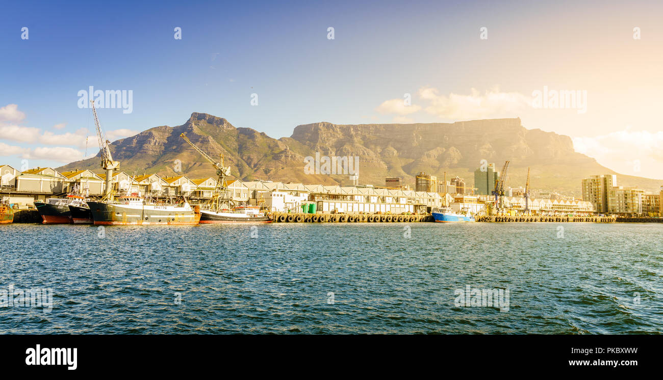 Banchine commerciali in Cape Town port con Table Mountain in background Foto Stock