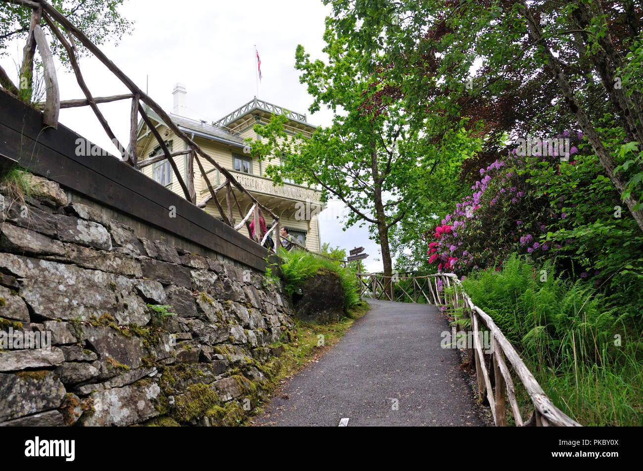 Troldhaugen, Bergen-June 7, 2017 casa museo del compositore norvegese Edvard Grieg situato in riva al lago che si affaccia sul lago Nordas Foto Stock