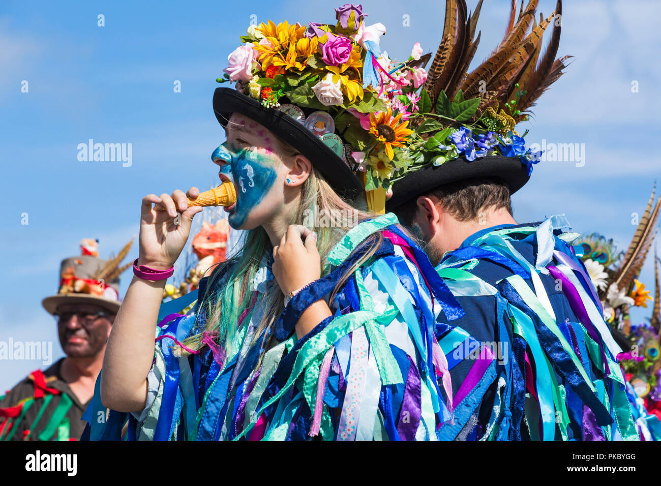 Morris ballerini, membri del confine di Exmoor Morris a Swanage Folk Festival, DORSET REGNO UNITO su una bella calda giornata di sole nel settembre 2018 Foto Stock
