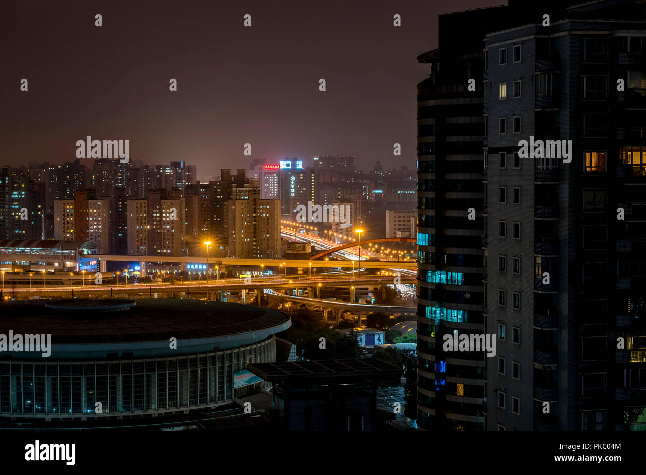 Il paesaggio urbano di notte; Shanghai, Cina Foto Stock