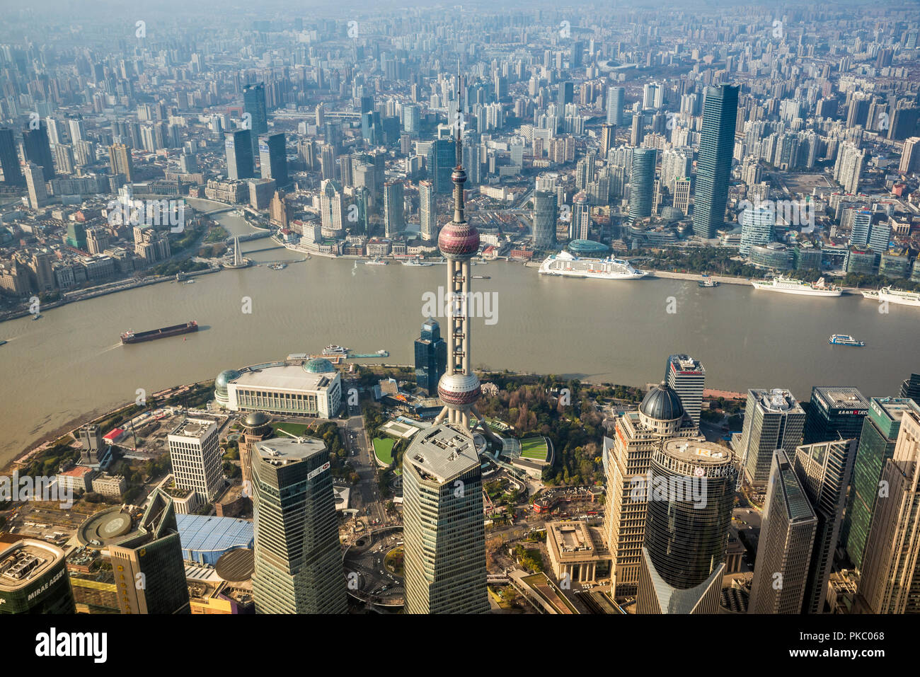 Vista dal ponte di osservazione presso la Shanghai Tower, un misuratore 632 e 128 storia megatall grattacielo, Lujiazui Pudong, Shanghai, Cina Foto Stock